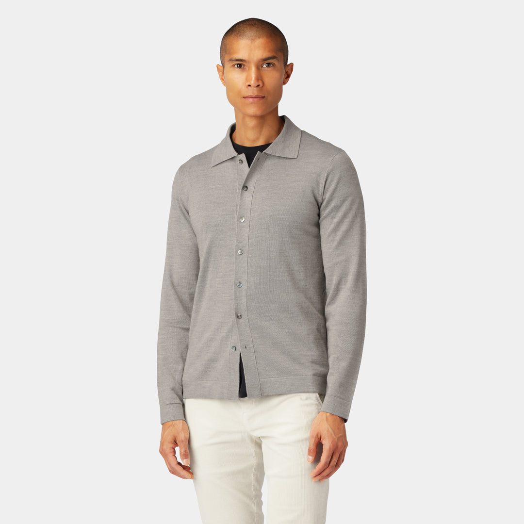 Our light grey merino shirt cardigan for men is crafted from a premium merino wool blend. 